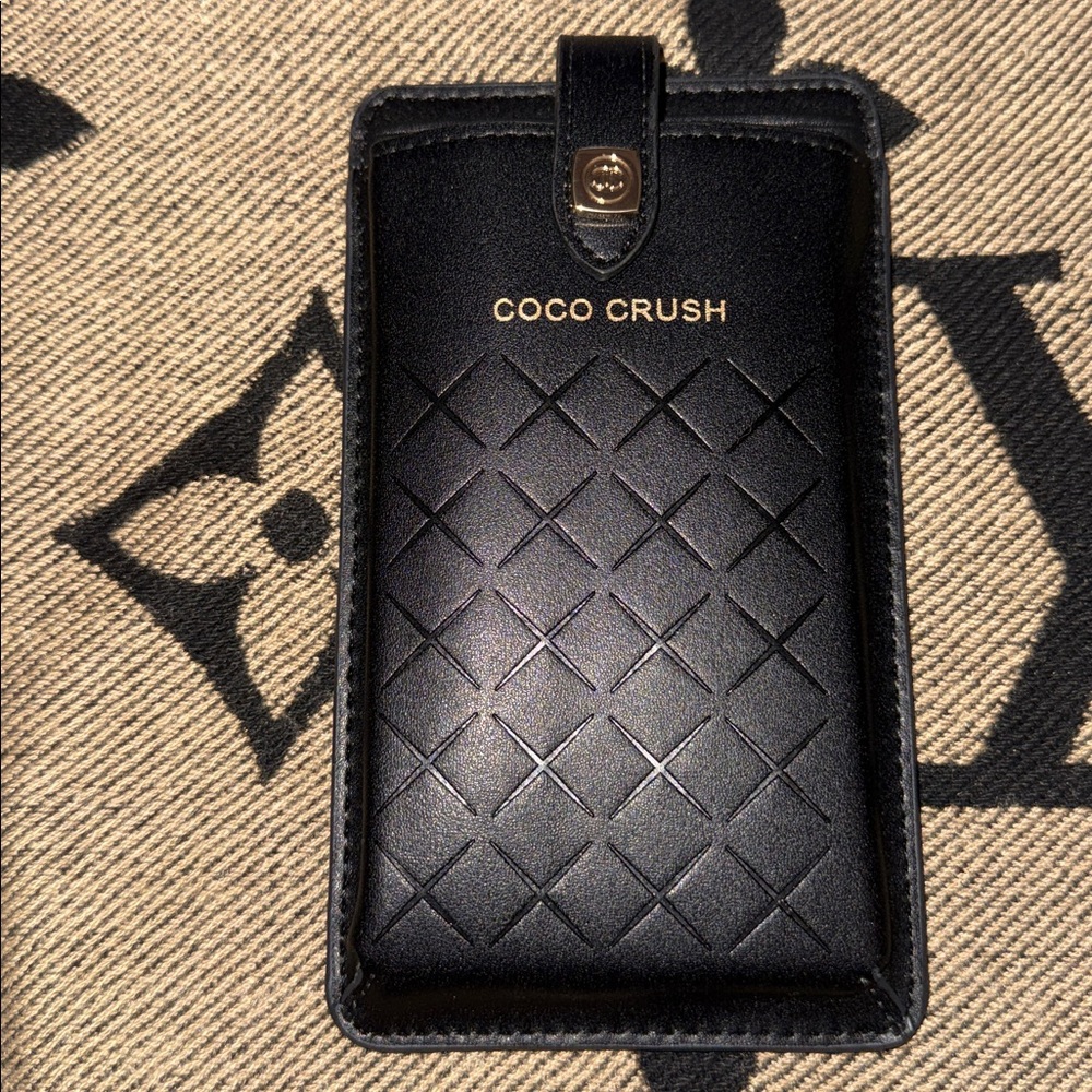 CHANEL Coco Crush Phone Holder & Gold Chain - Picture 3 of 10